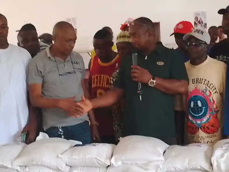 Senator Oshiomhole Distributes 8,500 Bags of Rice and Cash to Constituents