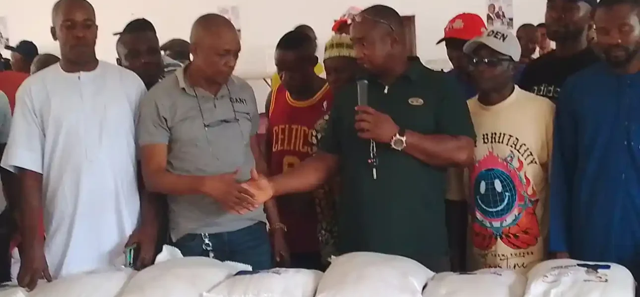 Senator Oshiomhole Distributes 8,500 Bags of Rice and Cash to Constituents